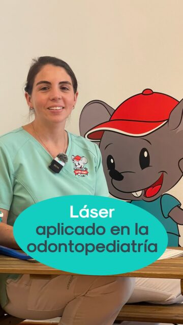 En el Club Ratón Pérez nos encanta contarles sobre el increíble trabajo de nuestra odontopediatra, la Dra. @dramahuzier_odpylaser  Luego de finalizar su Diplomado de Láser aplicado a la Odontología (UFRO), hoy está dedicada a realizar tratamientos con Láser Diodo tanto en niños como en adultos 🦷  Estos son algunos de los beneficios y tratamientos que podemos realizar gracias a esta tecnología:  • Fotobiomodulación (láser de baja potencia): alivia dolores musculares, aftas, heridas, traumatismos dentoalveolares y reduce dolor e inflamación post cirugía.
• Terapia fotodinámica: ideal para herpes, candidiasis, aftas virales (como mano-pie-boca) y más.
• Cirugías con láser: frenectomías, excisión de mucoceles y otros procedimientos, de forma más cómoda y menos invasiva.  Hace poco acompañamos a Simón, quien llegó con virus mano-pie-boca, múltiples úlceras dolorosas y mucha dificultad para comer.  Gracias a dos sesiones de terapia fotodinámica y una de fotobiomodulación, pudo recuperarse más rápido… ¡Llegó al fin de semana hablando y comiendo sin problemas! 🩵  Tecnología, cariño y experiencia: así cuidamos las sonrisas de nuestros peques en el Club Ratón Pérez 
🪥🐭