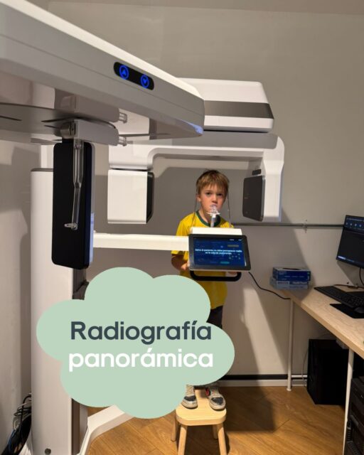 Radiografías panorámicas en niños: ¿para qué sirven? 🤔 La radiografía panorámica es un examen rápido, indoloro y muy importante para cuidar la sonrisa de los más pequeños 🦷✨ Nos permite ver todos los dientes, huesos y estructuras en una sola imagen, ayudándonos a: • Evaluar el crecimiento y desarrollo dental
• Detectar a tiempo caries, infecciones o dientes retenidos
• Planificar tratamientos de forma segura y precisa
• Acompañar correctamente el recambio de dientes En Club Ratón Pérez, realizamos este examen con protocolos pensados especialmente para niños, en un ambiente tranquilo y amigable 🪥 Porque prevenir hoy es regalar sonrisas sanas mañana 🐭