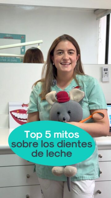 Hay muchas creencias sobre los dientes de leche, pero no todas son ciertas 😱  Por eso, la Dra. @domiodontopediatra nos cuenta los top 5 mitos más comunes:  1- “No importan porque se caen”
Falso. Los dientes de leche ayudan a masticar, hablar y guardar el espacio para los dientes definitivos.  2- “Si no duele, no hay caries”
Falso. Muchas caries avanzan sin dolor, por eso los controles son tan importantes.  3- “Los niños no necesitan radiografías”
Falso. En algunos casos, las radiografías ayudan a detectar problemas que no se ven a simple vista.  4- “La limpieza dental es solo para adultos”
Falso. Los niños también necesitan limpiezas y controles según su edad y riesgo de caries.  5- “El flúor es malo”
Falso. Usado de forma correcta y supervisada, el flúor ayuda a proteger los dientes y prevenir caries.  En Club Ratón Pérez acompañamos a los niños y sus familias con información clara, cercana y pensada para cuidar cada sonrisa desde el comienzo 🐭💛  📲 Agenda la evaluación de tu hijo/a y resolvamos juntos tus dudas