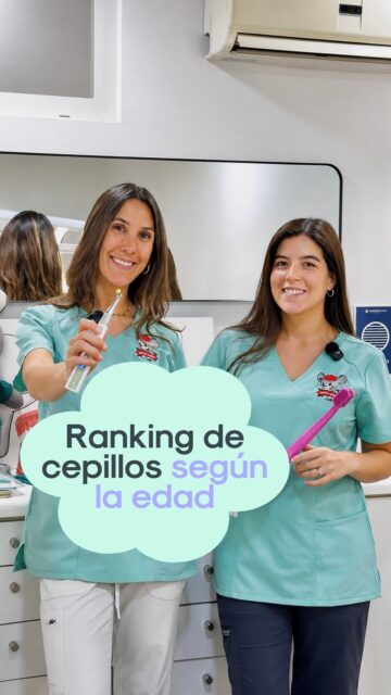 🪥 Ranking de cepillos según la edad 🦷  ¿Sabes qué cepillo usar según la etapa de tu hijo?  Nuestras odontopediatras nos compartieron algunas de sus recomendaciones favoritas para guaguas, preescolares, escolares, niños con ortodoncia y también opciones eléctricas.  Quédate a ver el video y descubre cuáles son los cepillos más recomendados para cuidar su sonrisa desde chicos 🩵  ¿Se te ocurre otro cepillo que te guste y funcione en el cuidado de los dientes de tu niño? Déjalo en los comentarios 👇