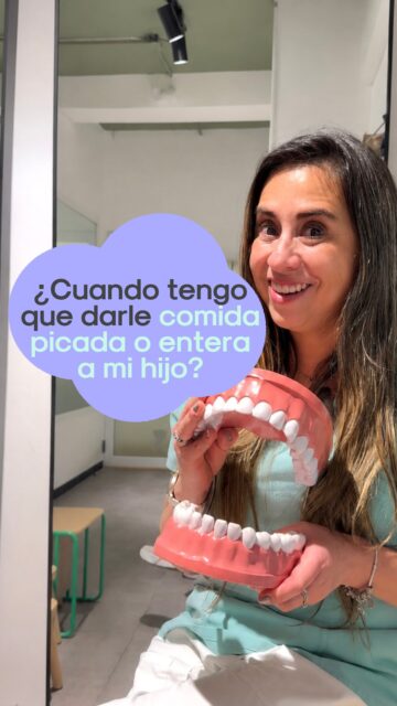 ¿Cuándo debería empezar a darle comida picada o entera a mi hijo? 👶🥦  La Dra. @dra_pia_castillo_ odontopediatra de Clínica Santablanca y Club Ratón Pérez Valdivia, nos cuenta 5 recomendaciones para entender por qué es importante comenzar cuanto antes y cómo este proceso también influye en el desarrollo oral de los niños.  Quédate a ver el video y cuéntanos: ¿se te ocurre otra recomendación? 🐭🦷
