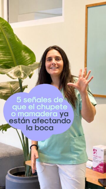 ¿El chupete o la mamadera están acompañando a tu niño por más tiempo del recomendado? 🍼  Cuando su uso se prolonga, pueden comenzar a aparecer cambios en la mordida, la posición de los dientes e incluso en la forma de respirar o masticar.  En este reel te contamos 5 señales importantes que pueden indicar que es momento de evaluar estos hábitos 🦷✨  Detectarlas a tiempo permite acompañar el desarrollo de su sonrisa y prevenir futuras complicaciones.  ¿Reconociste alguna de estas señales? Cuéntanos en los comentarios 🐭🩵  #ClubRatónPérez #Odontopediatría #SaludBucalInfantil #Chupete #Mamadera HábitosOrales SonrisasSanas