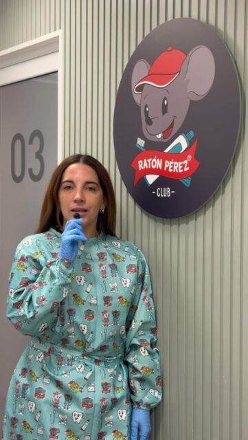 Hay señales que pueden parecer pequeñas o incluso parte de una etapa, pero que vale la pena observar con atención 👀  La respiración, el habla, la alimentación y el descanso están estrechamente relacionados con el desarrollo de nuestros niños. Por eso, una evaluación a tiempo puede ayudarnos a entender qué está pasando y entregar el apoyo adecuado para cada caso 🐭✨  En Club Ratón Pérez contamos con atención fonoaudiológica infantil en un espacio cercano, respetuoso y pensado especialmente para ellos.  Agenda una evaluación con nuestro equipo 🙌🏼
@lactanciafono  #ClubRatónPérez #FonoaudiologíaInfantil #DesarrolloInfantil #SaludInfantil #RespiraciónOral